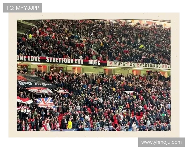 欧冠赛场惊现奇葩时刻球迷冲入场内夺走C罗球衣